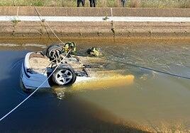 Hallan a tres jóvenes muertos en el interior de un coche caído a un canal en Huelva