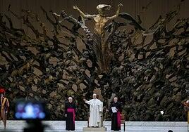 La sobrecogedora escultura bajo la que ha comparecido el Papa