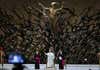 La sobrecogedora escultura bajo la que ha comparecido el Papa