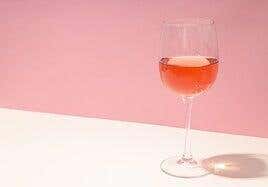 Todo lo que necesitas saber sobre el vino rosado: características, maridaje y recomendación especial con acento canario