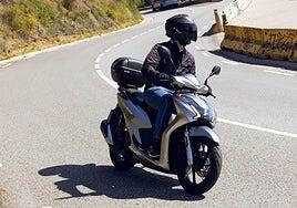 Probamos el SQ16 de QJ motor, un ligero scooter urbano de fórmula inigualable