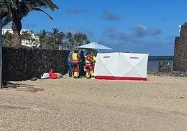 Socorristas recuperan el cuerpo de un hombre que se encontraba flotando en una zona de costa en Lanzarote