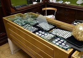 Otro robo en una joyería: un joven asaltan con un martillo un escaparate en Triana