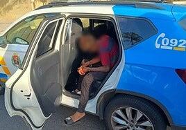 Amenazó, botella en mano, a unos jóvenes: «Si tengo un cuchillo, te apuñalo»