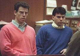 La Justicia de EE UU abre la puerta a la libertad condicional de los hermanos Menéndez tras rebajar su condena