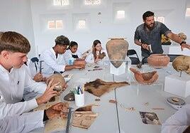 Jóvenes arqueólogos por un día en el MAF