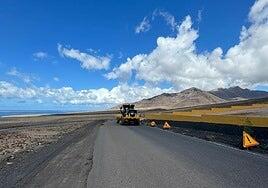 El tren de recebe deja a punto la pista de tierra hasta la Punta de Jandía y Cofete