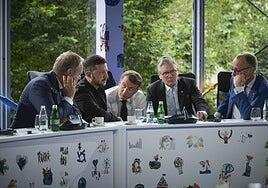 Europa arropa a Zelenski y castiga a Putin con más sanciones y un golpe al sector energético