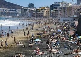 Canarias activa el nuevo sistema de alertas por calor: 13 zonas con umbrales que van de 30,2 a 35,2 grados