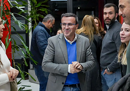 El líder del PSOE extremeño se procura el aforamiento en el caso del hermano de Sánchez
