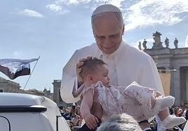 La primera niña bendecida por el Papa León XIV es canaria: «Cogió a Magdalena de los brazos de su padre y la bendijo con mucho cariño»