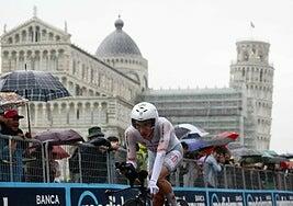 Ayuso da un zarpazo a Del Toro bajo la lluvia