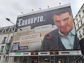 Un juez ordena retirar la lona gigante que acusaba a Sánchez de «corrupto» frente al Congreso