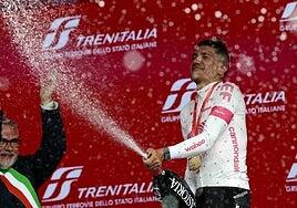 Carapaz gana y Ayuso y Roglic pasan apuros