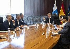 Canarias apoya al Estado en el TC para defender el reparto de menores