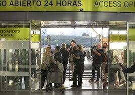 Más periodistas que sintecho en la primera noche de control de accesos a Barajas