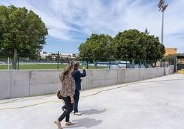Santa Lucía concluye el muro que separa el CEIP Los Llanos del estadio de atletismo