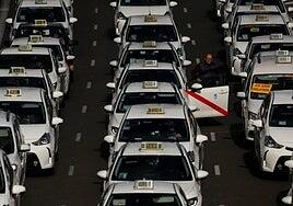 Los taxistas salen de nuevo a la calle en toda España para frenar las nuevas licencias de Cabify