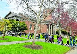 Una jueza paraliza el veto de Trump a los alumnos internacionales de Harvard