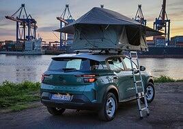 Opel Frontera, con tienda de campaña en el techo con espacio para dos personas