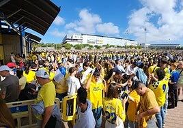 Furor en la espera por el concierto de Quevedo: «Si me subes al escenario, te bailo el Macchiato»