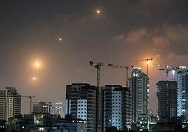 Irán lanza oleadas de misiles sobre Israel que causan al menos 41 heridos