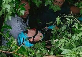 Escalofriante caída en el Giro: un ciclista se precipita por un talud y tienen que rescatarlo