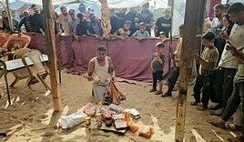 Miles de gazatíes hambrientos invaden el centro humanitario inaugurado en Rafah