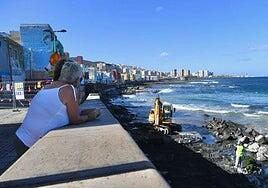 Las Palmas retira 5.000 kilos diarios de algas invasoras en San Cristóbal