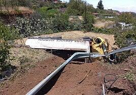 Herido grave tras volcar un camión cisterna y caer por un terraplén de tres metros en Gran Canaria