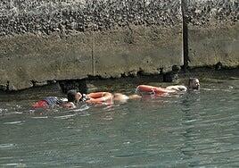 Las imágenes del vuelco del cayuco al llegar a La Restinga