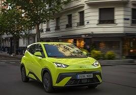 Al volante del BYD Dolphin Surf: subrayado por colores brillantes, resulta atractivo, casi tanto como su precio