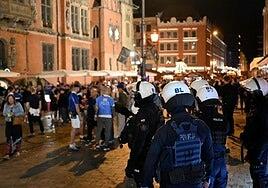 Sillas y mesas por los aires en las peleas entre ultras de Betis y Chelsea durante la previa de la final de la Conference