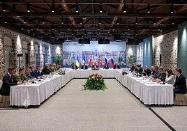 Moscú presiona a Kiev antes de Estambul: exige negociar sin mostrar su plan y condiciona una cumbre con Trump, Putin y Zelenski