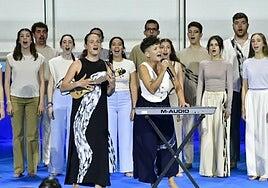 Acto institucional por el Día de Canarias | Aplausos al espectáculo y abrazos a Torres