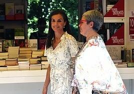 La reina Letizia inaugura la Feria del Libro de Madrid, que cierra esta tarde ante la «alerta roja» por calor