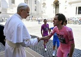 Simon Yates, el gemelo que nació cinco minutos antes, toca el cielo en el Giro