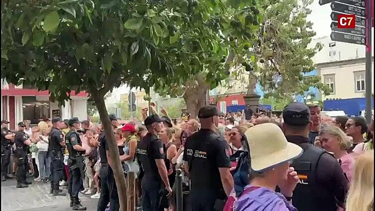 Protestas al final de la bajada por el control de aforo en Santa Ana