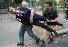 Militantes de Greenpeace roban la estatua de Macron del museo de cera de París