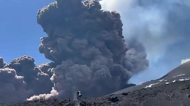 Una erupción del Etna levanta una columna de humo de 5.000 metros