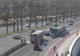Una joven herida en una colisión entre una guagua y un coche en la capital grancanaria