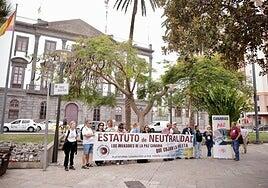 Colectivos pacifistas tildan de «provocación» traer a Canarias el Día de las Fuerzas Armadas
