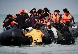 París llega a un acuerdo con Londres para interceptar botes de migrantes en el Canal
