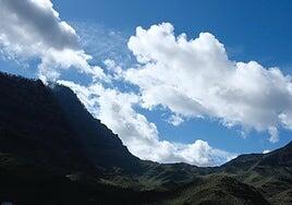 Cielos nubosos y lluvias débiles en el norte de las islas montañosas