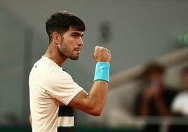 Alcaraz supera al lesionado Musetti con susto inicial y repite final en Roland Garros