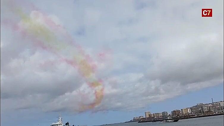 El Ejército del Aire tiñe el cielo con la bandera de España
