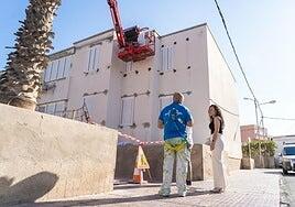 Vivienda supervisa la rehabilitación de las 106 viviendas del Castillo del Romeral