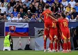 La Rojita sufre para hacer los deberes en su debut ante la anfitriona