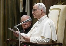 Sánchez aprovecha su primera conversación con el Papa para invitarle a visitar España