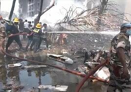 Un avión con destino a Londres se estrella en India con 242 personas a bordo